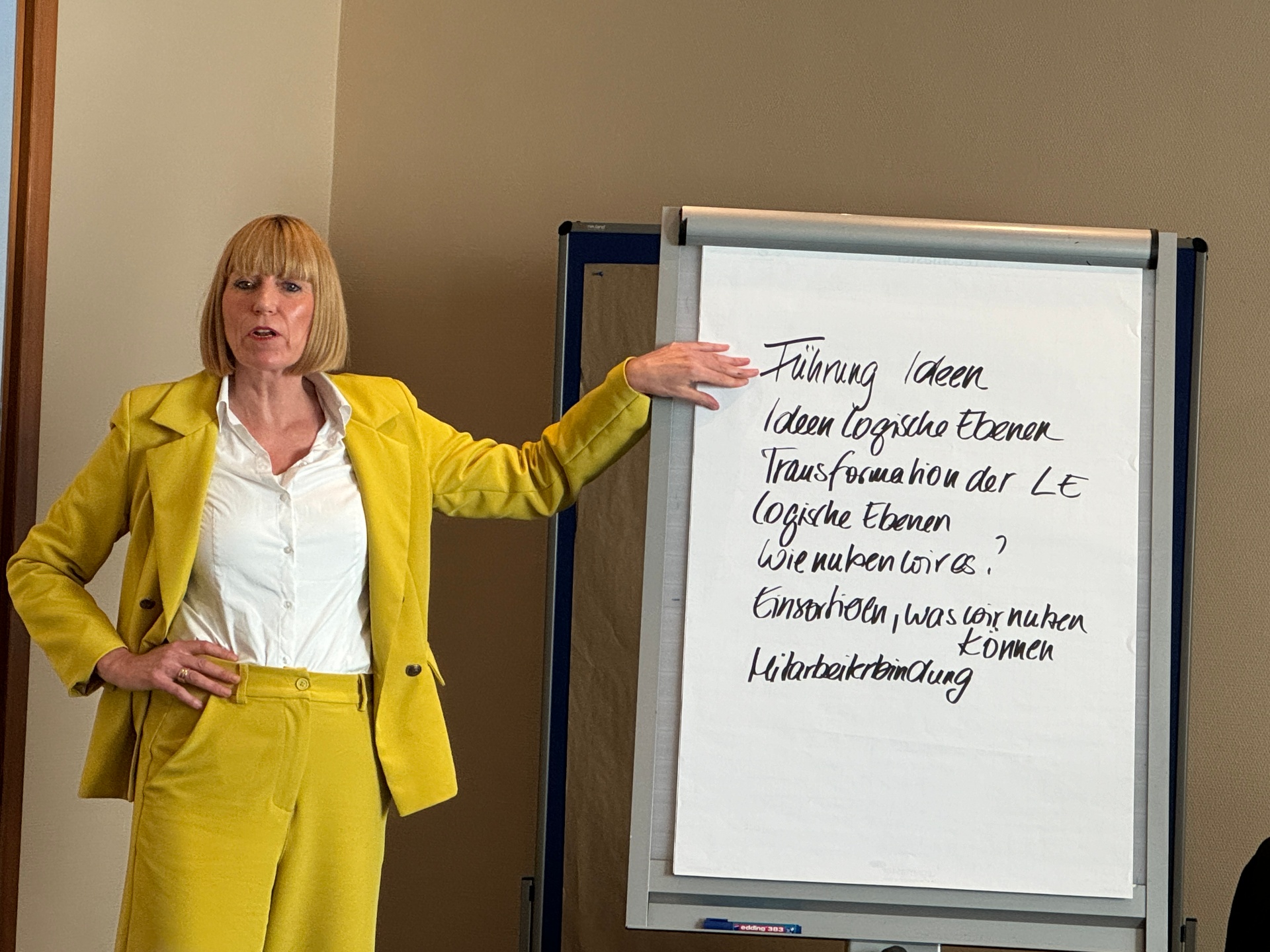 Ulrike Dolle moderiert einen Workshop am Flipchart