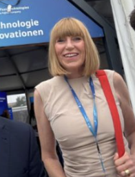 Ulrike Dolle im persönlichen Gespräch am Messestand